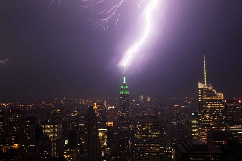 lightning strikes the empire state building.jpg